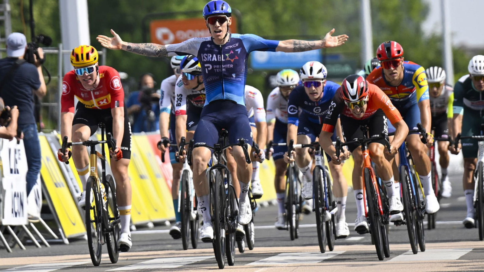 Stewart wins Dauphine stage five