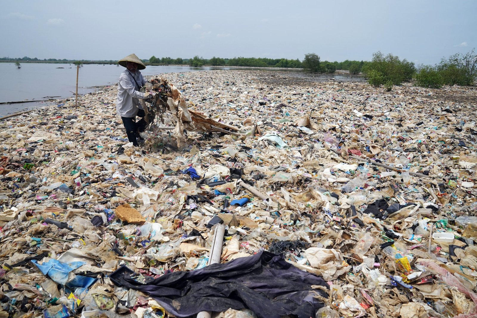 Countries gather to thrash out deal on ‘plastic crisis’