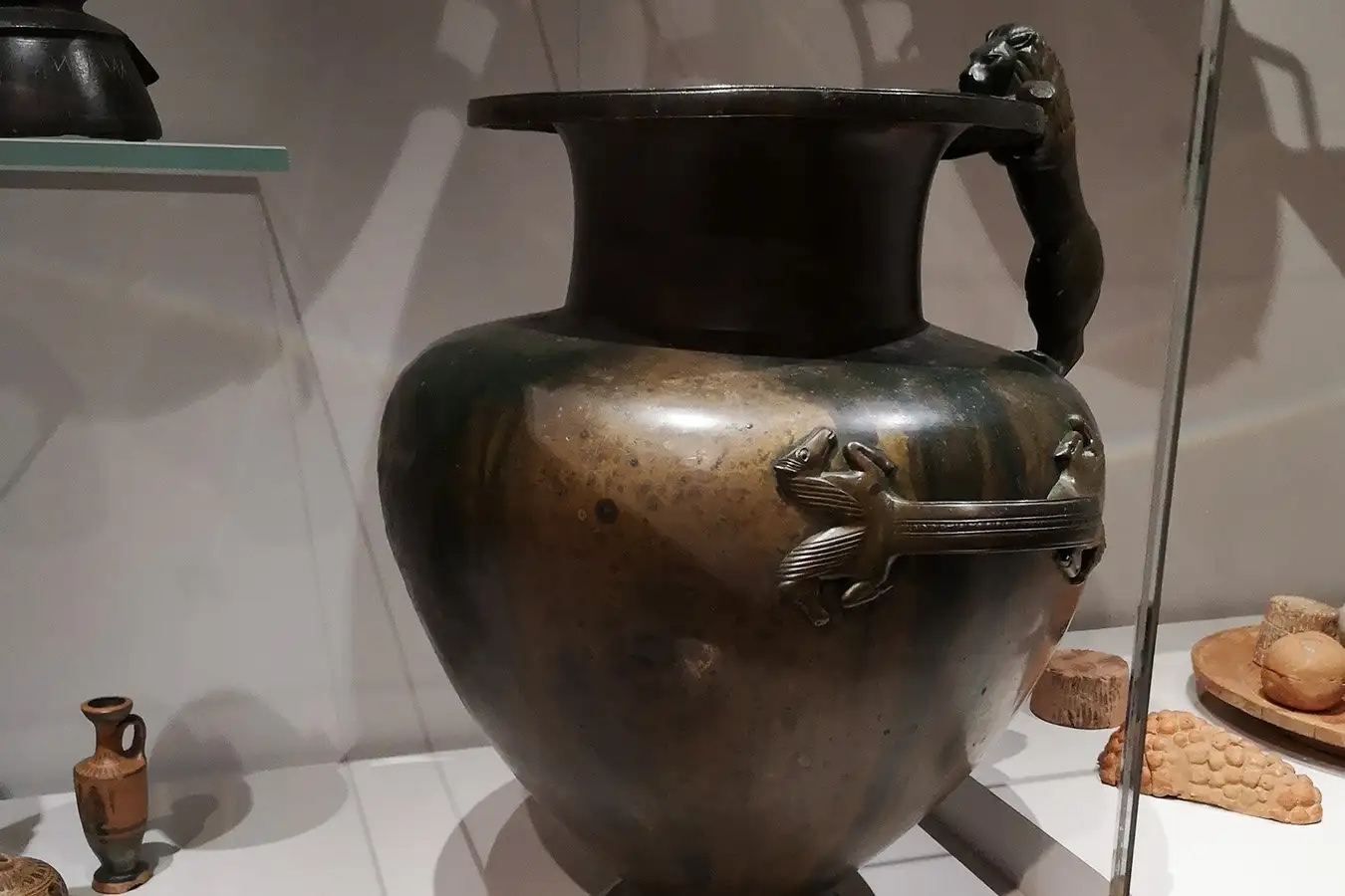 2500-year-old honey discovered in ancient bronze jars in Italy
