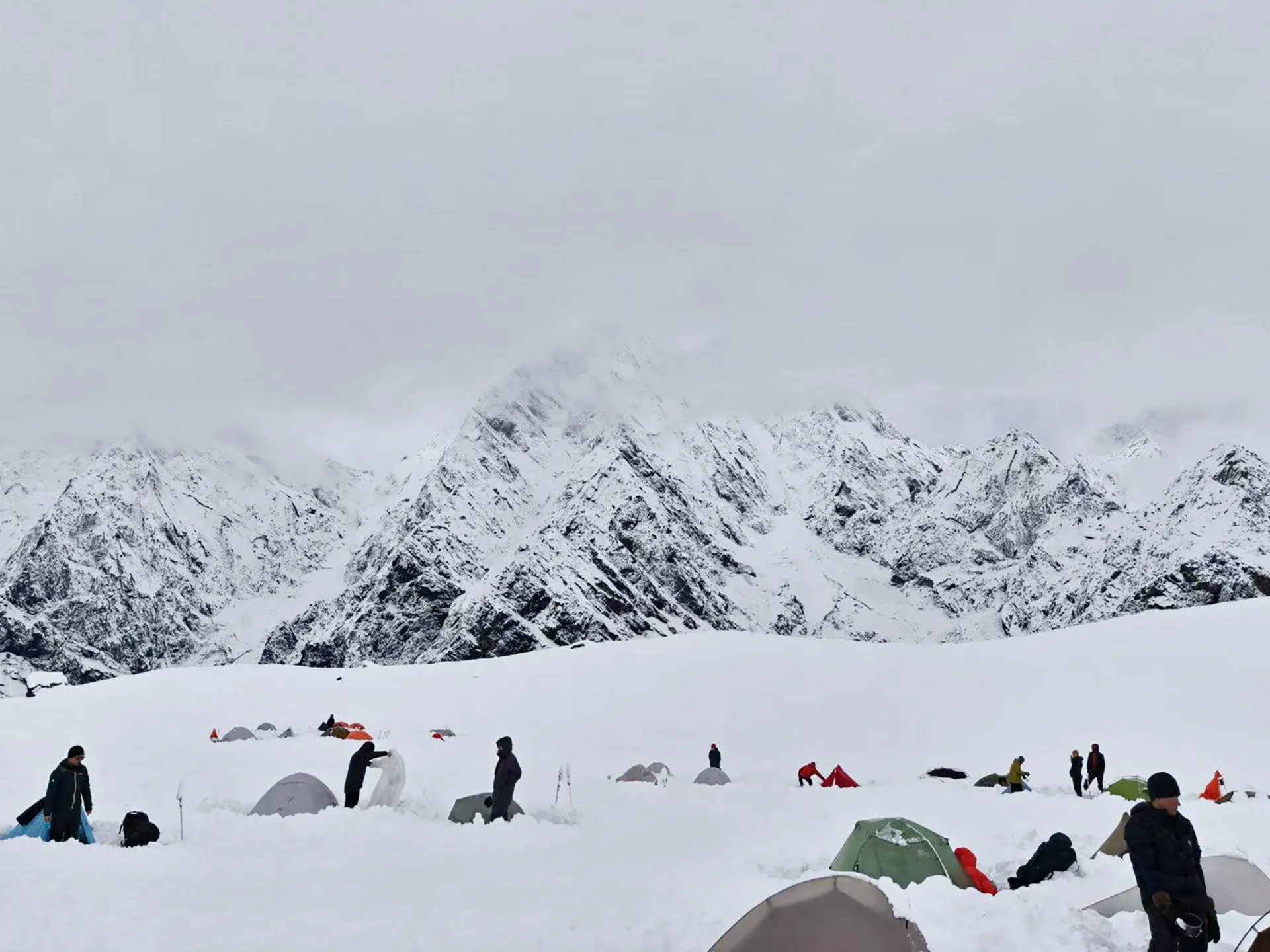 Everest 2025 Rescue: Trekkers Survive Heavy Snowstorm