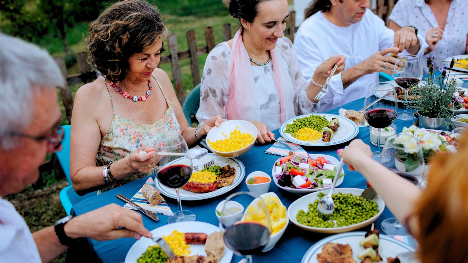 “How to Be a Good Party Host: Expert Tips for Memorable Events”