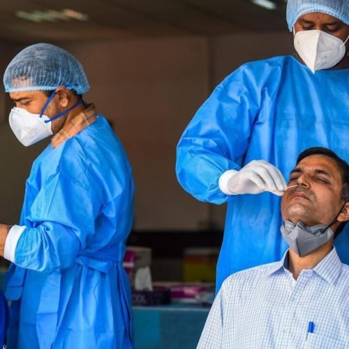 Health workers collect swab samples from employees of the Indian Agricultural Research Institute (IARI) for the Covid-19 coronavirus test in New Delhi on October 8, 2020. (Photo by Prakash SINGH / AFP)