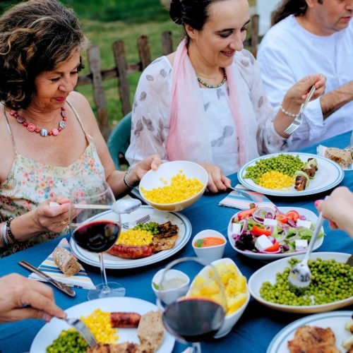 “How to Be a Good Party Host: Expert Tips for Memorable Events”